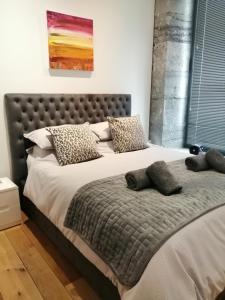 普里茅斯Royal William Yard Apartment的一间卧室配有一张大床和枕头