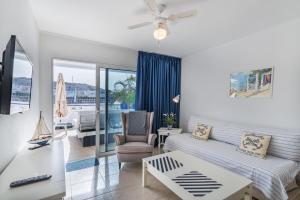 波多黎各Calypso Oasis Apartments的客厅配有沙发和桌子