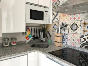 萨拉戈萨EXCLUSIVO TAPAS EL TUBO CHECKIN 24H Centro 1的厨房配有白色橱柜和水槽