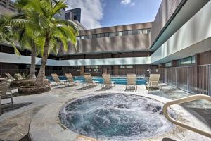 Downtown Honolulu Suite Near Ala Moana Beach!内部或周边的泳池