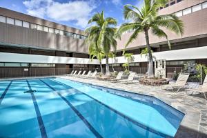 Downtown Honolulu Suite Near Ala Moana Beach!内部或周边的泳池