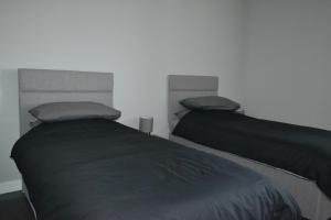 威克Harbour View Apartment Wick的卧室内两张并排的床