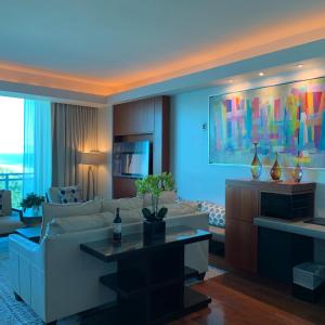 迈阿密海滩One Bal Harbour Ritz Bal Harbour的客厅配有沙发和桌子