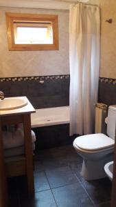 圣卡洛斯-德巴里洛切Departamento Victoria Bariloche的带浴缸、卫生间和盥洗盆的浴室
