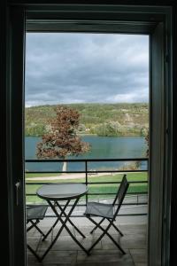 弗农Balcons sur Seine - Vernon Giverny的湖景庭院配有桌椅