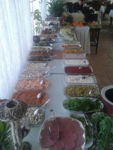 伊兹密尔科纳克萨莱酒店的包含多种不同食物的自助餐
