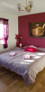 哈德洛姆斯塔泽马乔内旅馆的一间卧室配有一张床,上面有两条毛巾
