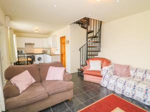 莱特肯尼Mullaghderg Banks的客厅设有两张沙发和一个楼梯