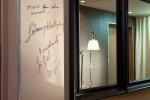 圣艾蒂安高尔夫酒店的一面镜子,墙上写着灯