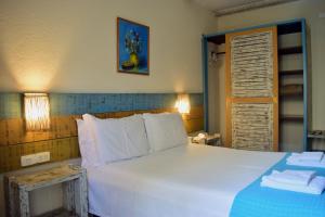 伊利亚贝拉伊利亚戴克酒店的卧室配有带白色枕头的大床