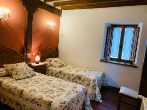 AbanillasLa Posada de Abanillas的酒店客房设有两张床和窗户。