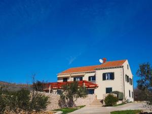 西利皮Villa Antonija的一座大型白色房屋,设有红色屋顶