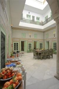 突尼斯达尔雅住宿加早餐旅馆的大房间,桌子上放着食物