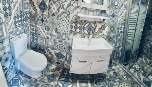 安曼约旦塔酒店的一间带卫生间和水槽的浴室
