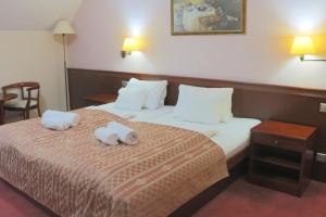 海布考莫尼壶卡酒店的酒店客房,配有带毛巾的床