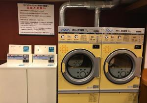 大垣Ogaki Forum Hotel / Vacation STAY 72180的两间洗衣机彼此相邻