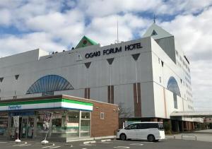 大垣Ogaki Forum Hotel / Vacation STAY 72180的停在大楼前的白色汽车