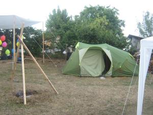古察Camp Tomasevic的绿帐篷,绿树成荫,气球