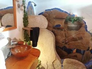 科帕卡巴纳Hostal Las Olas的一间石墙和桌上碗的房间