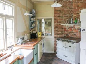 莫希尔Swiss Cottage的厨房设有水槽和砖墙