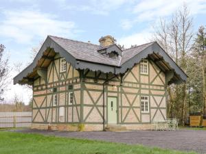 莫希尔Swiss Cottage的顶部有 ⁇ 帽屋顶的房子