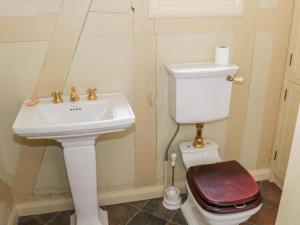 莫希尔Swiss Cottage的浴室配有白色水槽和卫生间。