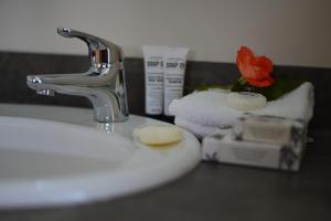 梅斯文阿比斯库旅舍的浴室盥洗盆,配有牙刷和牙膏