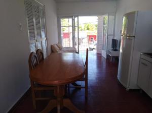 图蓬加托火山Departamento céntrico Tupungato的厨房以及带木桌和椅子的用餐室。