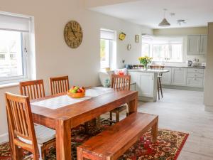 WillsboroughRiver Dale的厨房以及带木桌和椅子的用餐室。