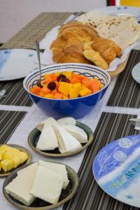 菲兰迪亚Casa Laureles的餐桌上放着一碗奶酪和其他食物