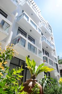 长滩岛长滩岛卢克斯精品酒店的前面有植物的白色建筑