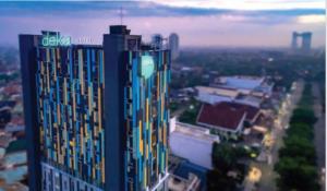 泗水Deka Hotel Surabaya HR Muhammad的城市高楼的景色