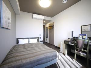 裾野市如特酒店 - 苏斯诺因特尔酒店的配有一张床和一张书桌的酒店客房