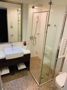 台中市台中香城大饭店的带淋浴和盥洗盆的浴室