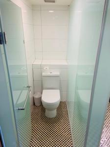 台中市台中香城大饭店的一间带卫生间和淋浴的小浴室