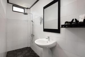 万荣Sansan Resort的白色的浴室设有水槽和镜子