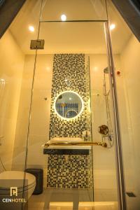 头顿Cen Hotel的带淋浴的浴室和玻璃门