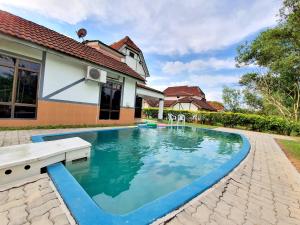 Kampong Alor GajahA famosa Resort Villa with private pool by BeeStay 10 pax的相册照片