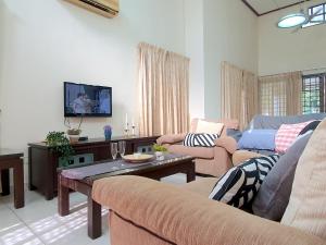 Kampong Alor GajahA famosa Resort Villa with private pool by BeeStay 10 pax的客厅配有两张沙发和一台电视机