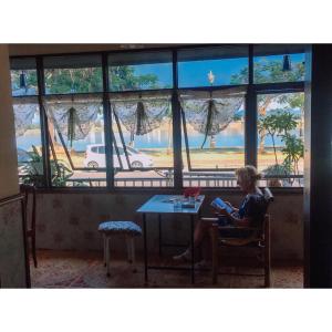 那空拍侬府Take A Rest At Nakhon Phanom的坐在桌子旁读书的女人