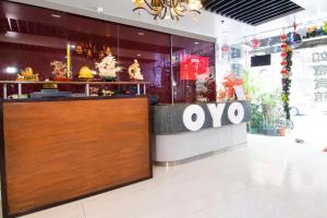 马尼拉OYO 416 Lucky Hotel的商场前方有木门的商店