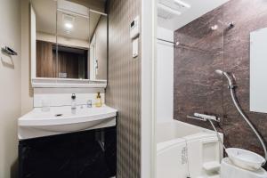 大阪BON Condominium Namba Ebisu的一间带水槽和淋浴的浴室
