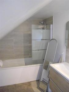 博尔贝克sérénite normande的带浴缸和盥洗盆的浴室