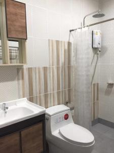 湄宏颂Jeerang Countryside Resort的浴室配有卫生间、盥洗盆和淋浴。