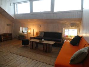 哈马尔Drengestua på Flagstad Østre的客厅配有沙发和桌子