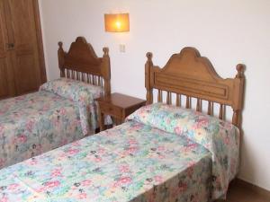 蓬塔格罗萨洛克斯码头公寓的一间卧室配有两张床和一张带床垫的桌子。