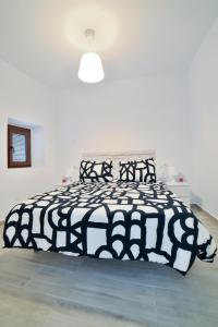 贝赫尔-德拉弗龙特拉Casa Luminosa, junto al Castillo的白色客房内的一张黑白床