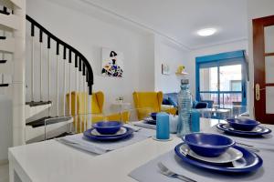 科尔多瓦CONFORT CORDOBA CENTRO II的一间用餐室,配有一张带蓝色菜肴的桌子