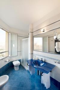 摩德纳伊斯坦斯酒店的蓝色的浴室设有水槽和卫生间
