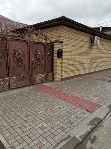 阿纳帕Holiday Home on Krasnozelenykh的一座建筑,有一对棕色门